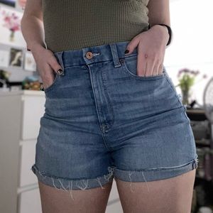 AMERICAN EAGLE CURVY SUPER HI-RISE SHORTIE